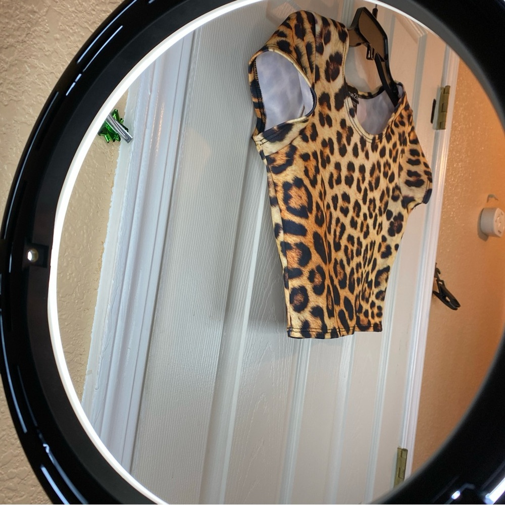 Rue21 Women M MEDIUM Top Blouse Shirt Cheetah Leopard Print Crop Stretch Relax - Picture 5 of 10